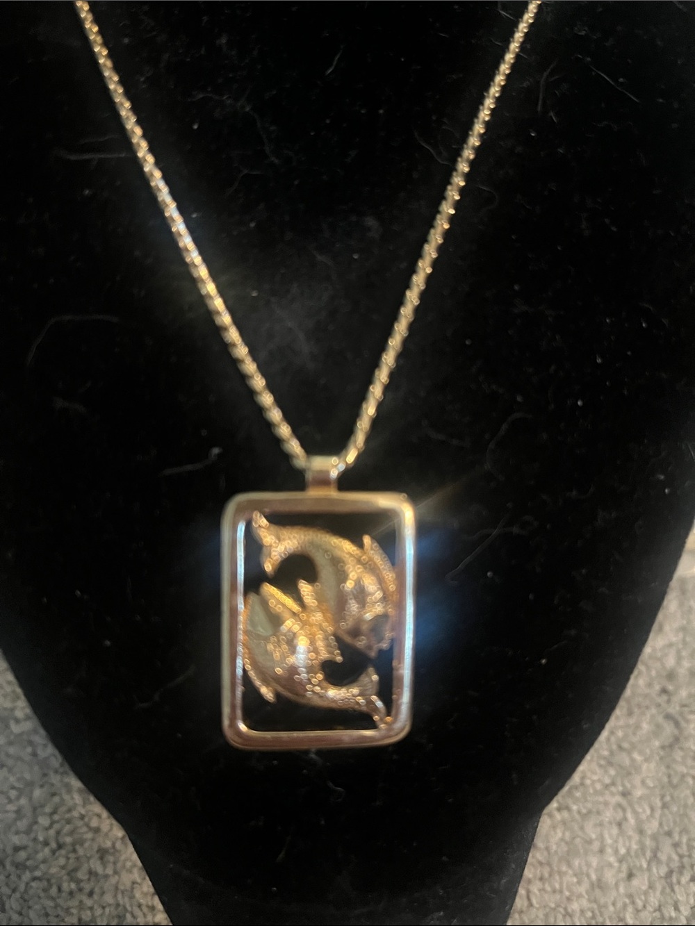 Vintage Avon Gold-Tone Pisces Two Fish Zodiac Pendant Necklace - Women Jewelry - Picture 2 of 3